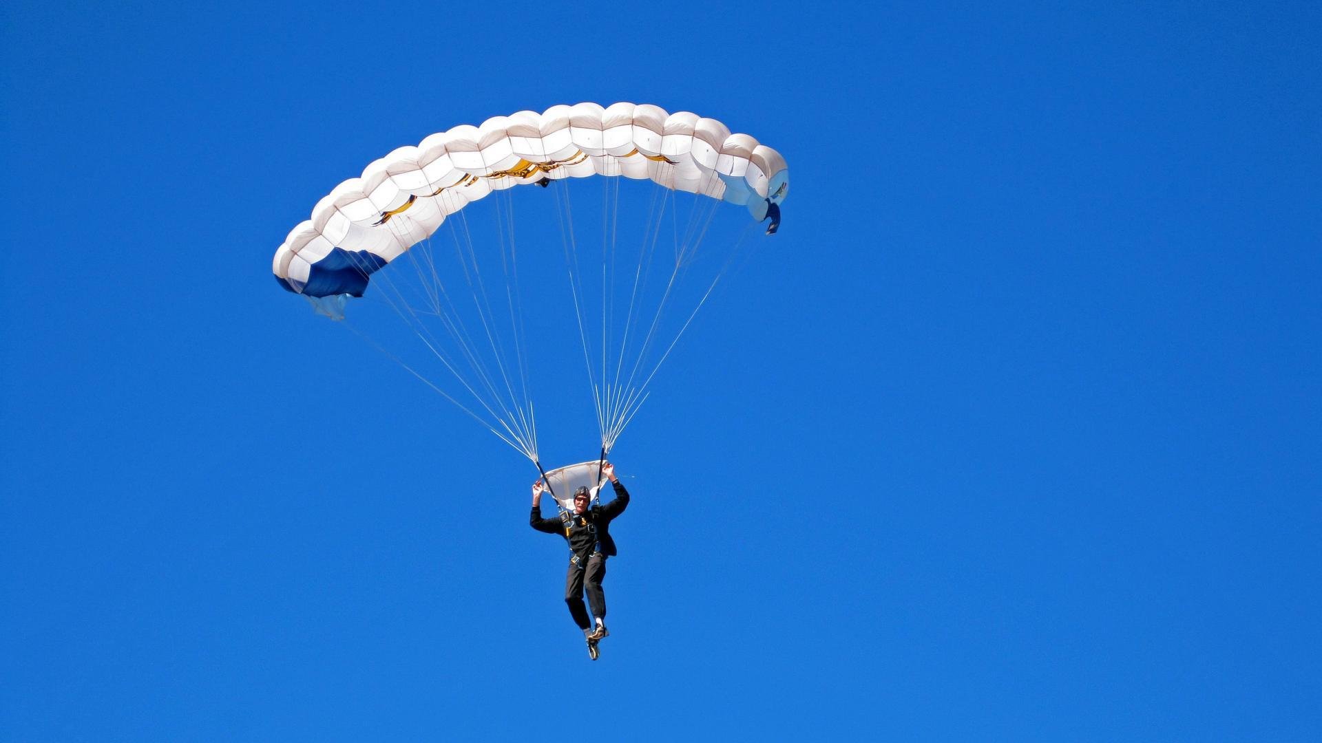 “高新体育中心:举重选手角逐顶峰,赛场气氛紧张刺激”
